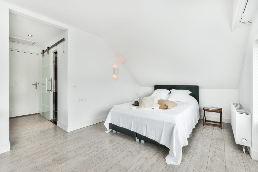 hermoso dormitorio moderno en colores blancos