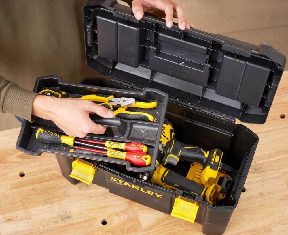 Caja de herramientas Stanley con cierres metálicos 48.5 x 25 x 25 cm por  17,00€.
